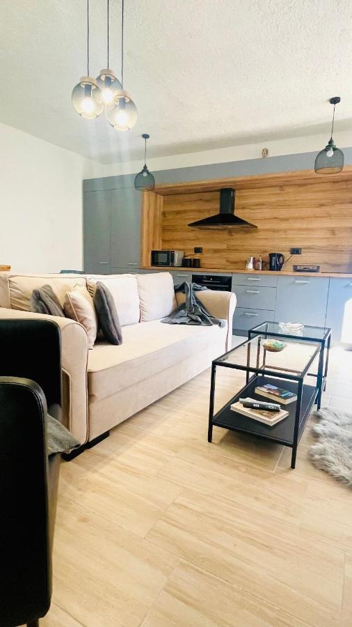 Modern Apartment With Fireplace & Stylish Kitchen 칸파나르 외부 사진