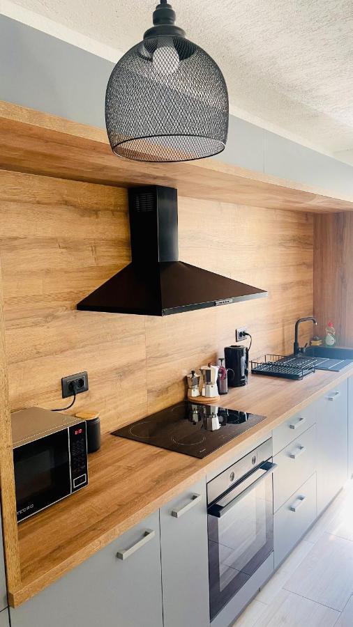 Modern Apartment With Fireplace & Stylish Kitchen 칸파나르 외부 사진